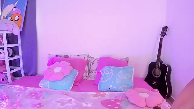 Snapshot of EmyGomezz chatting on September 17, 2025, 6:43 pm EmyGomezz online show from September 17, 2025, 6:43 pm