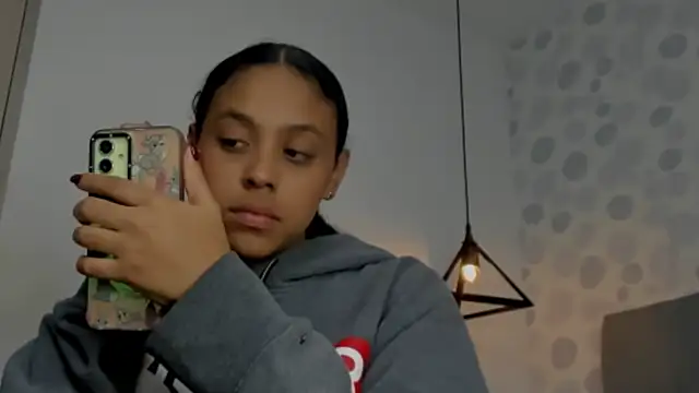 sophiasweet  1 online show from December 15, 2025, 2:01 pm