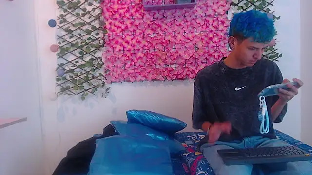 iam lukas   online show from September 13, 2025, 4:23 am