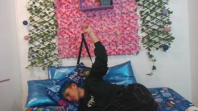 iam lukas   online show from September 15, 2025, 7:36 pm