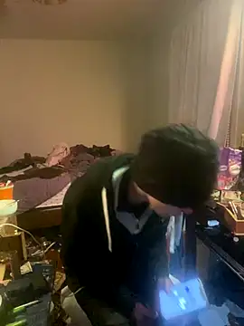 Snapshot of XanderOzzz chatting on December 14, 2025, 12:33 pm XanderOzzz online show from December 14, 2025, 12:33 pm