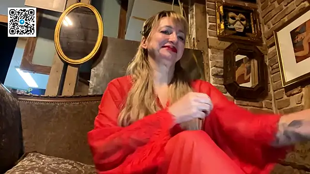 Snapshot of Lapussia chatting on November 12, 2025, 8:23 pm Lapussia online show from November 12, 2025, 8:23 pm