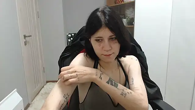 Snapshot of TinaQuiin chatting on September 28, 2025, 8:10 am TinaQuiin online show from September 28, 2025, 8:10 am