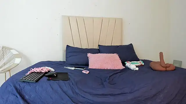  Miaa khalifa  online show from April 4, 2026, 12:12 pm