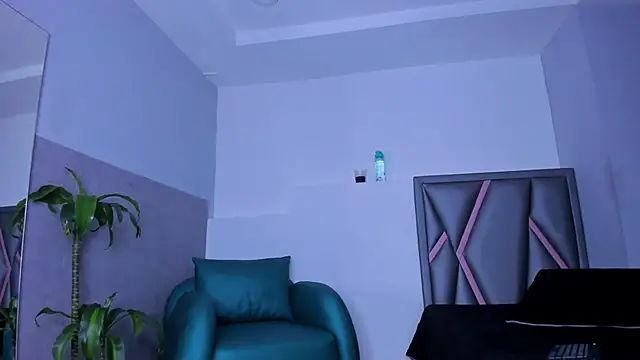 aurora tziu online show from September 18, 2025, 4:04 am