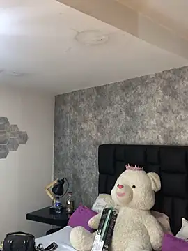 crystaldarliing online show from June 1, 2026, 5:23 pm