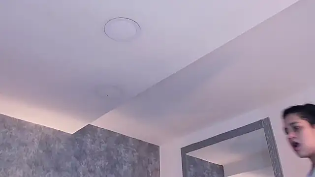 crystaldarliing online show from November 25, 2025, 2:28 pm