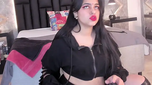 crystaldarliing online show from November 7, 2025, 2:43 pm