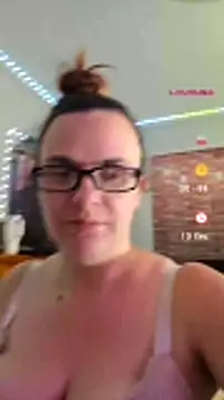 Snapshot of queenpeaches121 chatting on July 6, 2026, 10:01 pm queenpeaches121 online show from July 6, 2026, 10:01 pm