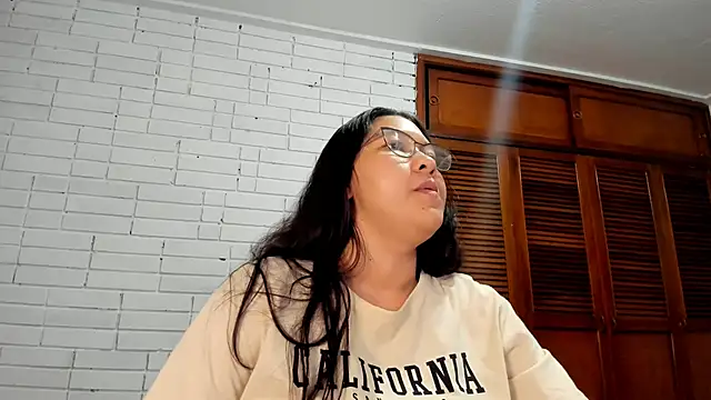 Snapshot of Naia_Stant chatting on November 7, 2025, 12:04 am Naia Stant online show from November 7, 2025, 12:04 am