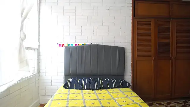 Snapshot of Naia_Stant chatting on October 24, 2025, 6:40 pm Naia Stant online show from October 24, 2025, 6:40 pm