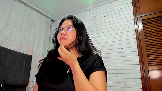 Snapshot of Naia_Stant chatting on November 11, 2025, 1:33 am Naia Stant online show from November 11, 2025, 1:33 am