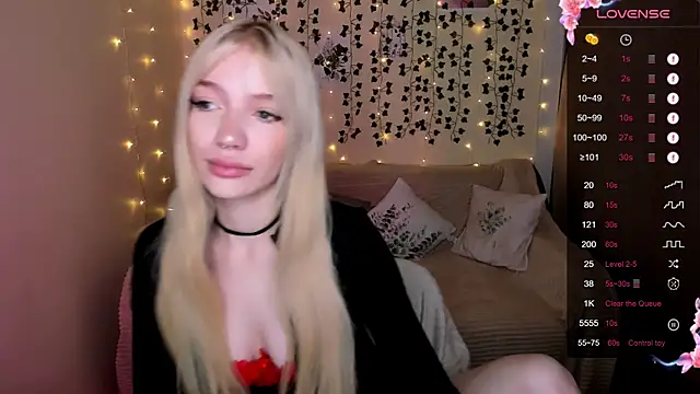 Snapshot of AnyaTaylor_ chatting on November 18, 2025, 2:05 am AnyaTaylor online show from November 18, 2025, 2:05 am