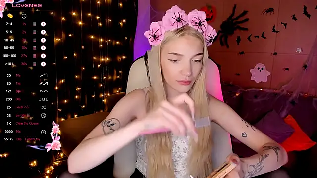 Snapshot of AnyaTaylor_ chatting on October 31, 2025, 2:08 am AnyaTaylor online show from October 31, 2025, 2:08 am