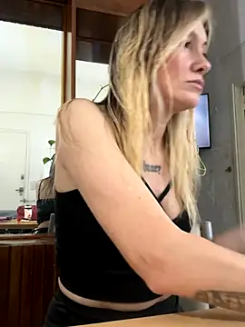 Snapshot of caritadeangellll chatting on October 24, 2025, 9:03 pm caritadeangellll online show from October 24, 2025, 9:03 pm