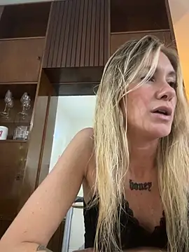 Snapshot of caritadeangellll chatting on November 29, 2025, 12:44 am caritadeangellll online show from November 29, 2025, 12:44 am