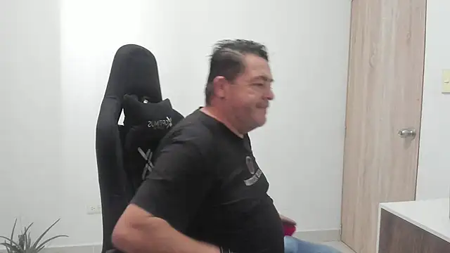 Snapshot of massimo_dannger chatting on October 28, 2025, 6:40 pm massimo dannger online show from October 28, 2025, 6:40 pm