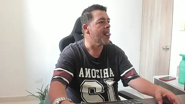 Snapshot of massimo_dannger chatting on October 15, 2025, 6:16 pm massimo dannger online show from October 15, 2025, 6:16 pm