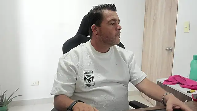 Snapshot of massimo_dannger chatting on October 29, 2025, 8:19 pm massimo dannger online show from October 29, 2025, 8:19 pm