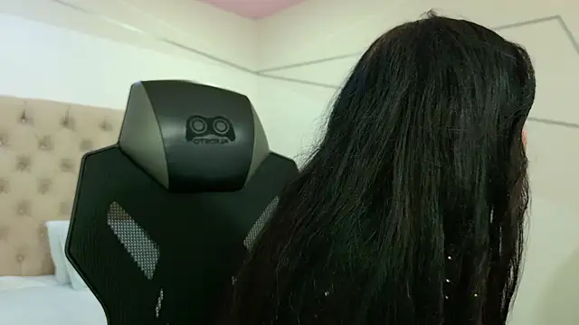 Snapshot of ChannelWhite_ chatting on February 5, 2026, 7:53 pm ChannelWhite online show from February 5, 2026, 7:53 pm