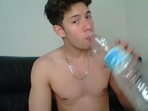 Maxtaylor18 online show from November 13, 2025, 11:52 pm