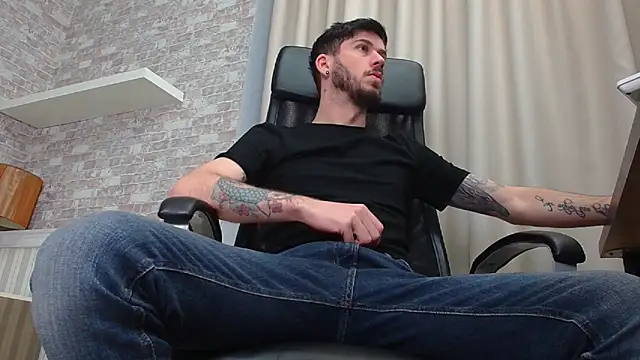 Snapshot of JonahShaw chatting on November 19, 2025, 5:18 am JonahShaw online show from November 19, 2025, 5:18 am