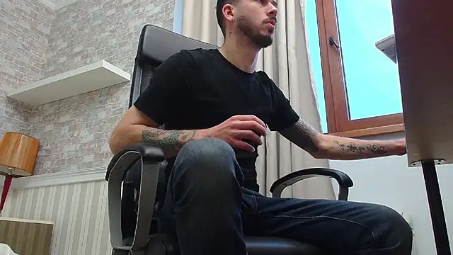 Snapshot of JonahShaw chatting on November 5, 2025, 5:10 am JonahShaw online show from November 5, 2025, 5:10 am