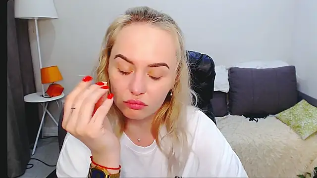 LiluMoon   online show from April 2, 2026, 6:36 pm