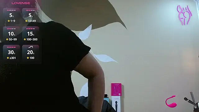 ScarletHott  online show from November 18, 2025, 12:19 pm