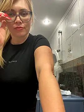 Snapshot of Crystal00Girl chatting on October 26, 2025, 3:56 pm Crystal00Girl online show from October 26, 2025, 3:56 pm