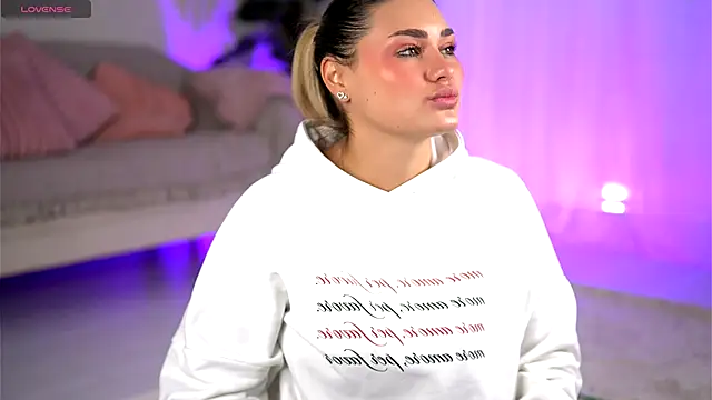 Snapshot of KayaAzur chatting on December 4, 2025, 6:01 am KayaAzur online show from December 4, 2025, 6:01 am