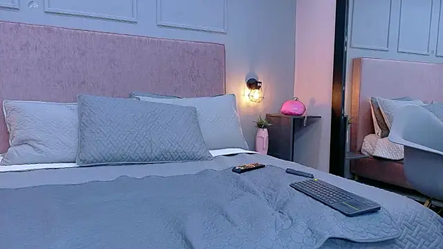 Camila Hill  online show from April 27, 2026, 1:20 pm