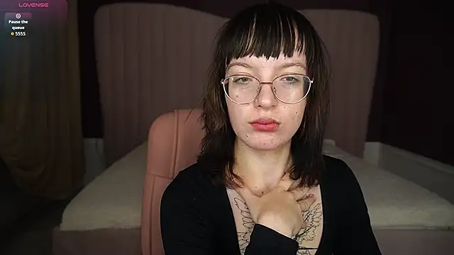 Snapshot of Pixie_Peachh chatting on October 8, 2025, 4:03 am Pixie Peachh online show from October 8, 2025, 4:03 am