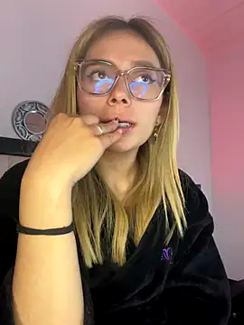 LanaMills  online show from October 26, 2025, 5:35 pm