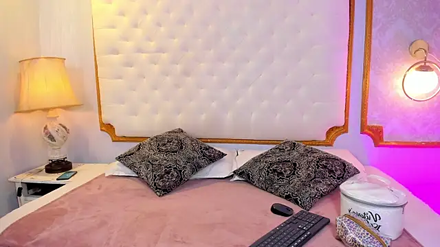 Nahomi key  online show from December 3, 2025, 8:08 pm