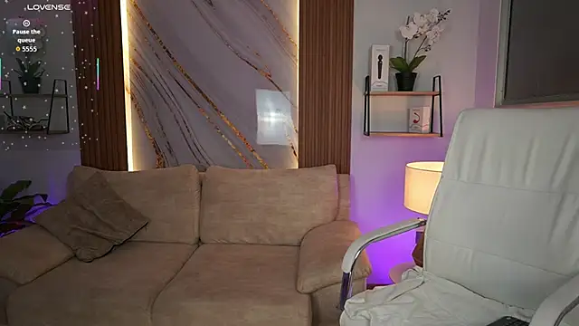 MilaCrave online show from November 6, 2025, 11:36 am