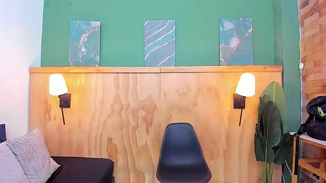 halleylorens online show from April 4, 2026, 7:42 pm