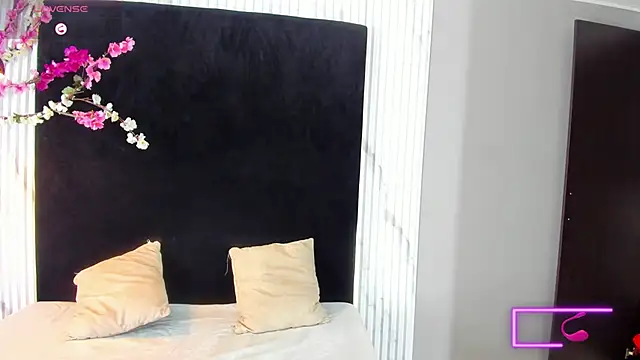 MONIK FOX CR online show from November 8, 2025, 7:39 pm