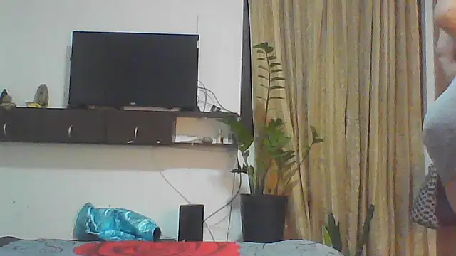 naiaratobon   online show from October 24, 2025, 3:38 am