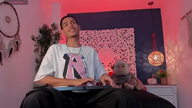 Snapshot of Adonis_WB chatting on October 3, 2025, 9:27 pm Adonis WB online show from October 3, 2025, 9:27 pm