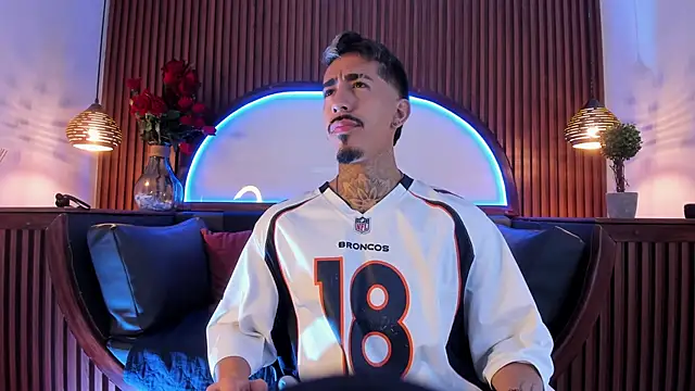 Snapshot of Donovan_Desmond chatting on January 16, 2026, 4:05 am Donovan Desmond online show from January 16, 2026, 4:05 am