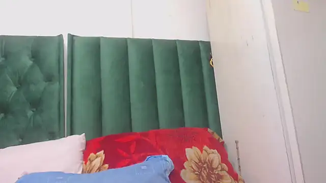 BUNNYCHOWX28 online show from February 19, 2026, 9:34 pm