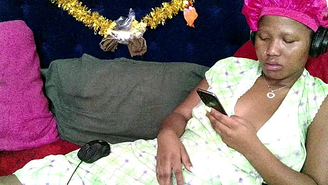 BUNNYCHOWX28 online show from January 6, 2026, 8:35 pm