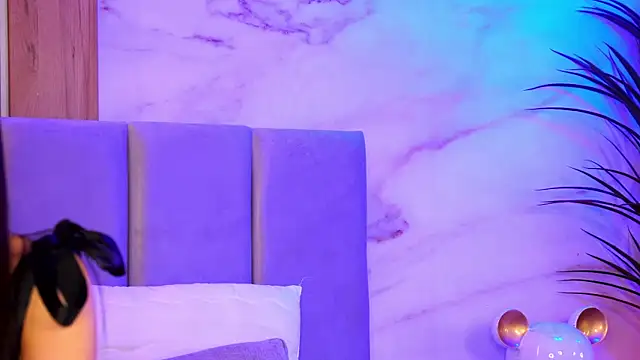 Snapshot of EllyLynn chatting on December 21, 2025, 9:04 pm EllyLynn online show from December 21, 2025, 9:04 pm