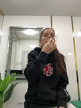 Snapshot of EllyLynn chatting on February 28, 2026, 7:24 pm EllyLynn online show from February 28, 2026, 7:24 pm