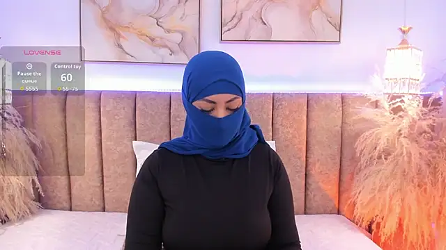 Snapshot of azza__ chatting on November 15, 2025, 12:20 pm azza online show from November 15, 2025, 12:20 pm