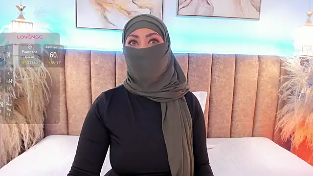 Snapshot of azza__ chatting on October 22, 2025, 12:26 pm azza online show from October 22, 2025, 12:26 pm