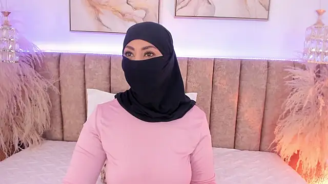 Snapshot of azza__ chatting on November 14, 2025, 12:09 pm azza online show from November 14, 2025, 12:09 pm