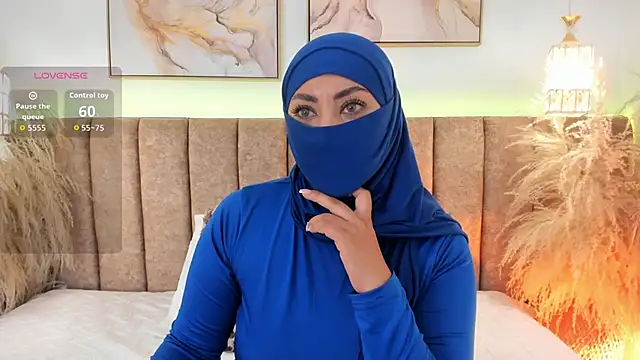 Snapshot of azza__ chatting on November 19, 2025, 12:27 pm azza online show from November 19, 2025, 12:27 pm