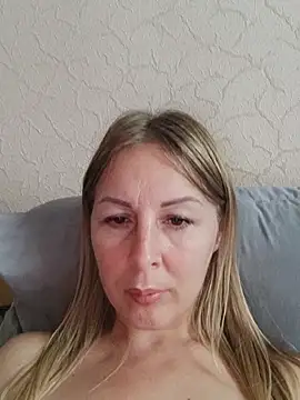 Snapshot of LunaSugarX chatting on November 5, 2025, 9:45 am LunaSugarX online show from November 5, 2025, 9:45 am